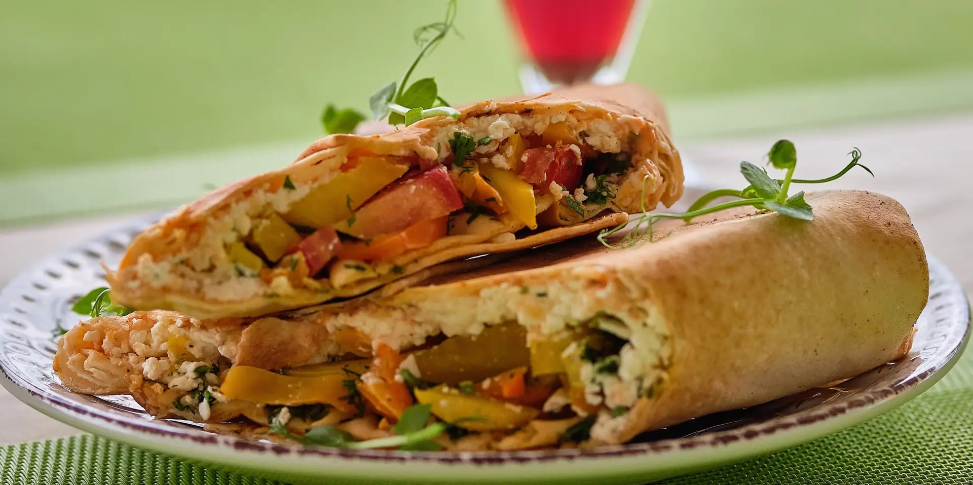 лаваш с овощами и брынзой